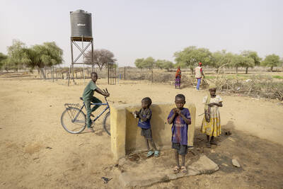Estrazione di acqua potabile: la gente riceve accesso all’acqua pulita.
