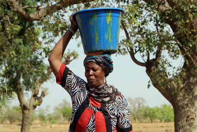 Zusammen mit unseren Mitarbeitenden und Partnern erarbeiten Samba und ihre Familie in Zentralmali tragfähige Lösungen für die Zukunft.