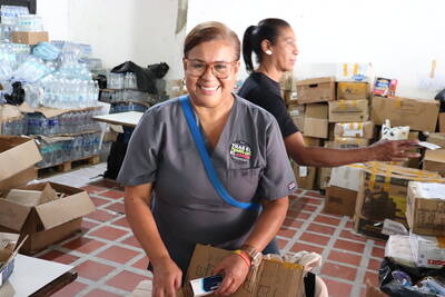 Freiwillige Helferin in Venezuela verpackt Hilfsgüter