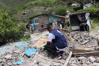 Mitarbeiter von Caritas Venezuela steht auf Trümmern des Erdbebens